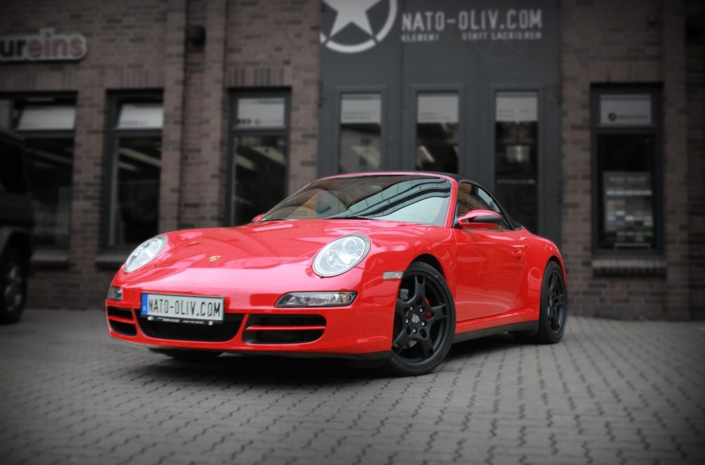 PORSCHE CARRERA CABRIOLET 4S IN ROT GLÄNZEND UND SCHWARZ MATT